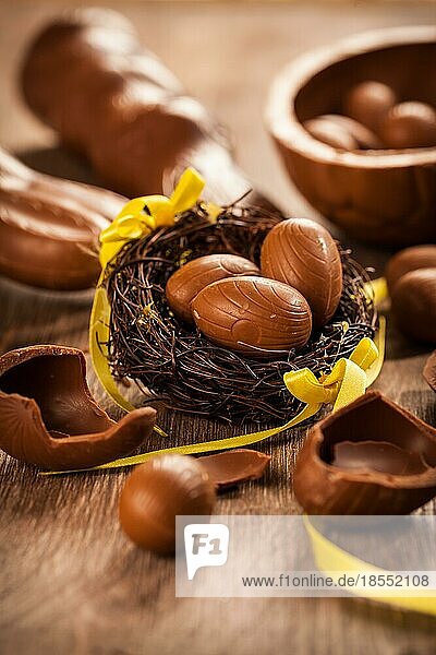 Verschiedene Schokoladeneier für Ostern auf hölzernem Hintergrund