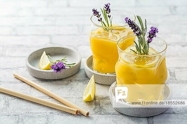 Sommerlicher Orangen Zitronen Cocktail mit frischem Lavendel und Rosmarin. Sommerliche Limonade mit Kräutern