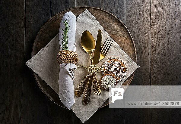 Weihnachten Tisch decken mit Vintage Silberwaren und Lebkuchen. Weihnachten Essen Konzept Hintergrund