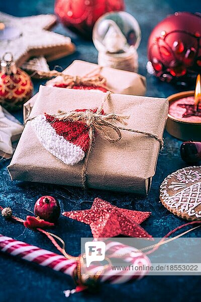 Handgefertigte verpackte Weihnachtsgeschenkboxen mit Dekorationen und Lebkuchengebäck