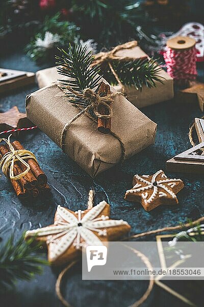 Handgefertigte verpackte Weihnachtsgeschenkboxen mit Dekorationen und Verpackungsmaterial