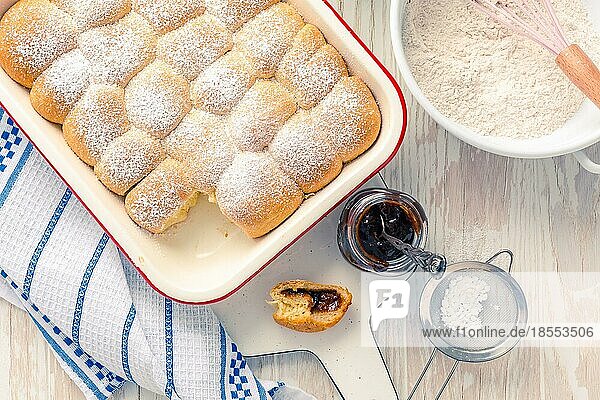 Süße Brötchen  Buchteln gefüllt mit Pflaumenmarmelade oder Gelee mit Backzutaten