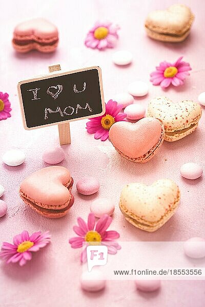 Happy Mothers Day süße Macarons in Herzform mit Blumen in rosa Ton mit Text I love you Mum