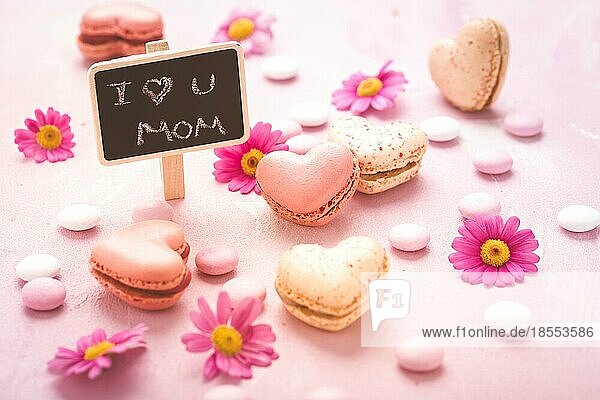 Happy Mothers Day süße Macarons in Herzform mit Blumen in rosa Ton