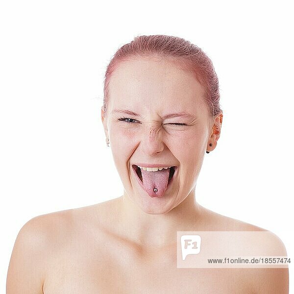 Freche junge Frau  die ihre Zunge herausstreckt und zwinkert