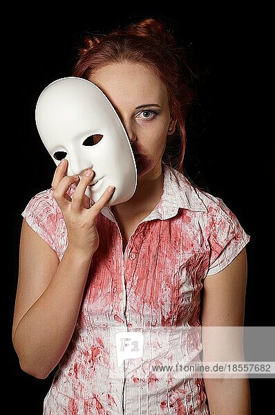 Weiblicher Zombie mit Halloween-Maske und blutigem Hemd
