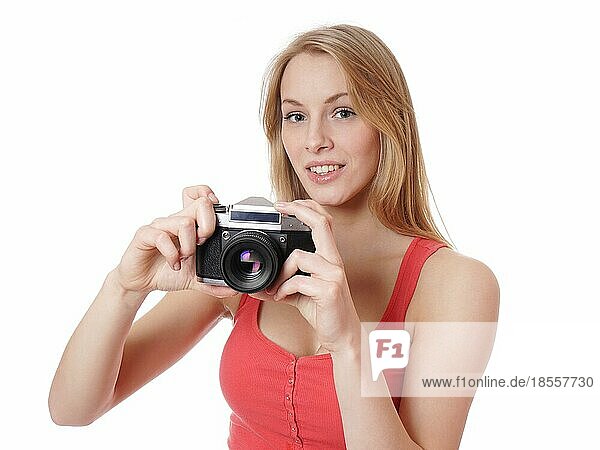 Junge Frau beim Fotografieren mit analoger Kleinbildkamera