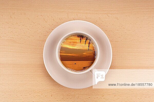 Tropischen Sonnenuntergang in einer Tasse Kaffee Fernweh Konzept