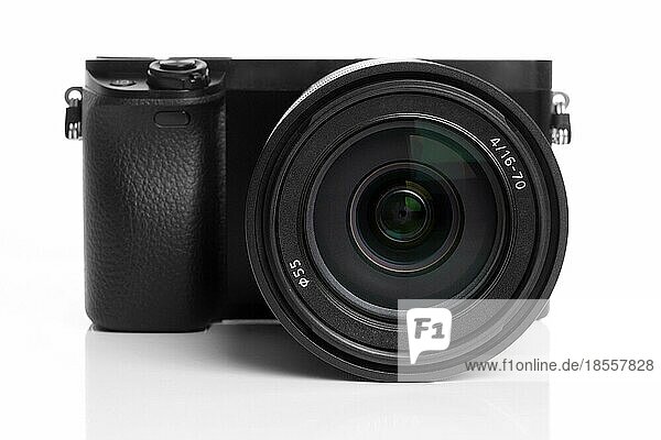 mirrorless interchangeable lens digital camera with zoom lens