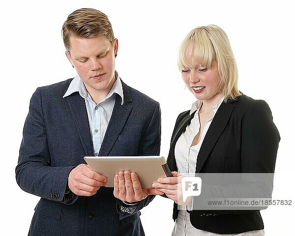 Junges Unternehmerteam vor einem Tablet-Computer