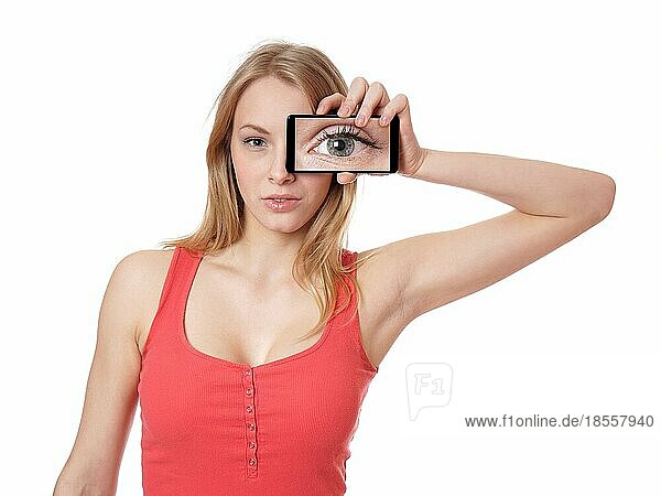 Junge Frau hält Kameratelefon vor das Gesicht  das ein vergrössertes Auge zeigt