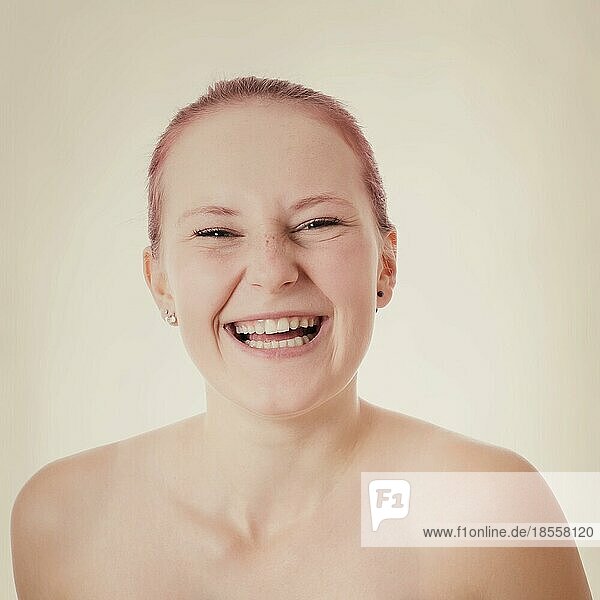 Glückliche junge Frau lachend mit hinzugefügtem Filter