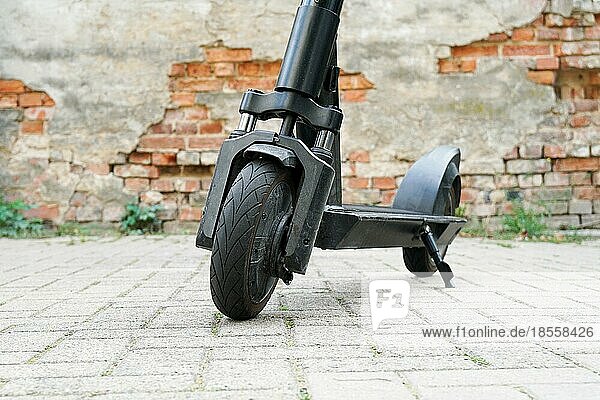 Elektro-Kick-Scooter oder E-Scooter auf dem Bürgersteig geparkt - Trend zur E-Mobilität oder Mikromobilität