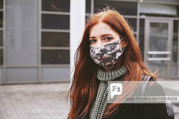 Junge Frau trägt selbstgemachte Gesichtsmaske aus Stoff im Freien in der Stadt - neues normales Covid-19-Coronavirus-Pandemie-Konzept - echte Menschen Lebensstil im Winter