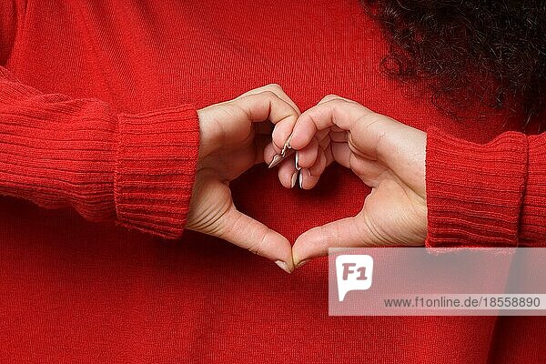 Liebe und valentine#39  s Tag Konzept Mädchen machen Herzform Handzeichen