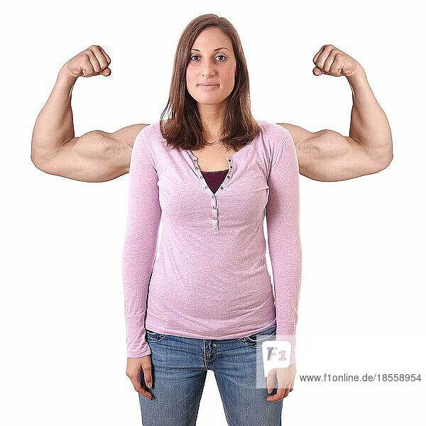selbstbewusste junge Frau mit aufgesetzten männlichen muskulösen Armen