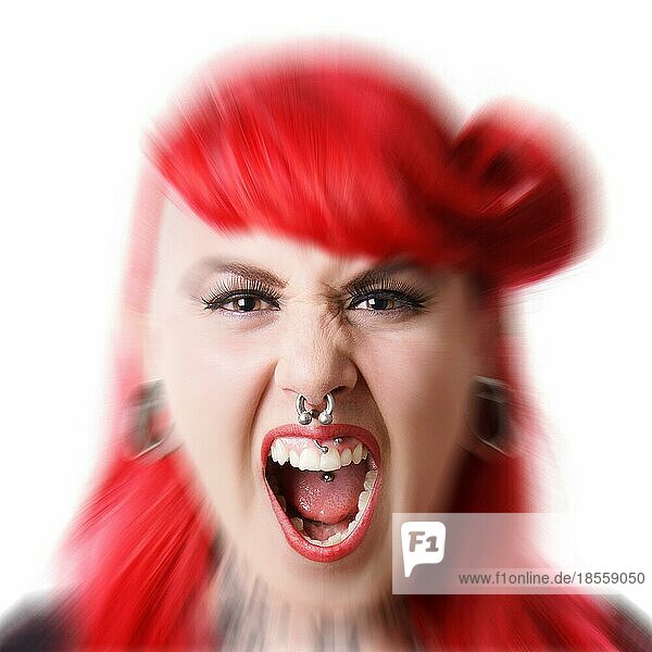 Wütende junge alternative Frau mit Gesichtspiercings  die schreit. mit Zoom-Effekt