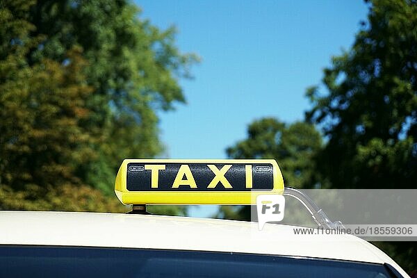 Deutsches Taxischild auf Autodach in Deutschland  Reiseverkehrskonzept Hintergrund mit Kopierraum