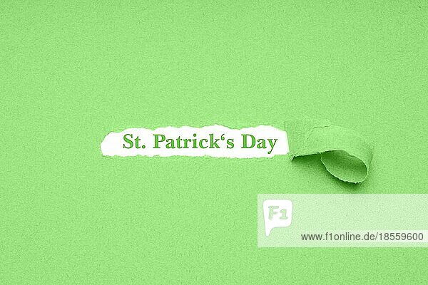 Der St. Patrick's Day wird am 17. März gefeiert - der irische Nationalfeiertag ist in Irland auch als Paddy's Day bekannt - grüner Papierhintergrund