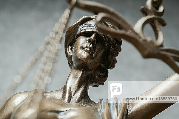 Lady Justice oder Iustitia - Detail einer blinden oder mit verbundenen Augen stehenden Bronzestatue - Symbol für Recht und Gesetzgebung