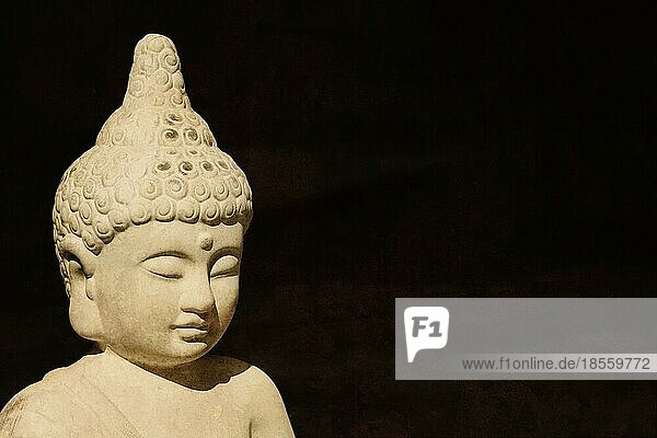 Buddha-Statue Kopf aus Stein - Buddhismus Meditation Erleuchtung Religion Glauben und Spiritualität Konzept - schwarzer Hintergrund mit Kopie Raum