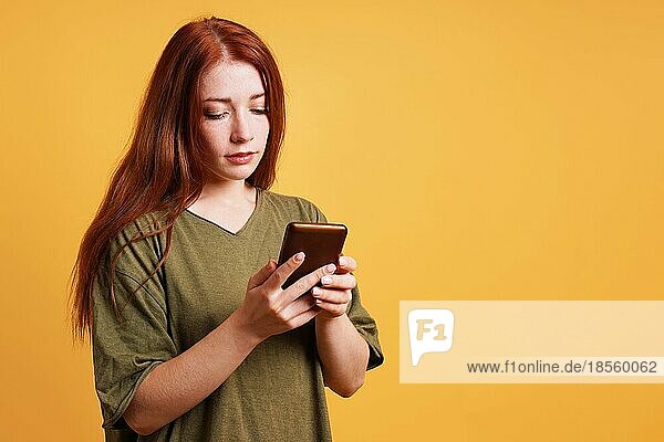 Junge Frau  die eine Textnachricht auf ihrem Smartphone oder Mobiltelefon liest