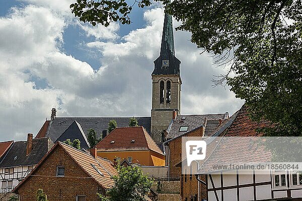 Blick auf den Kirchturm der Kirche St. Bonifatius in Ditfurt