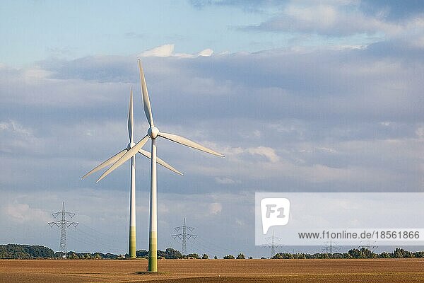 Aufbau von Windrädern zur Energieerzeugung