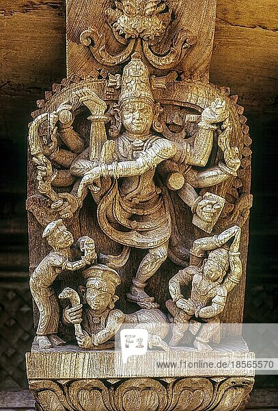 Lord Siva Nataraja in der Urdhva-Tandava-Haltung  auf einem Bein stehend und das andere hoch über seine Schulter gehoben. Holzschnitzereien aus dem 17. Jahrhundert im Streitwagen des Meenakashi Sundareswarer-Tempels in Madurai  Tamil Nadu  Südindien  Indien  Asien