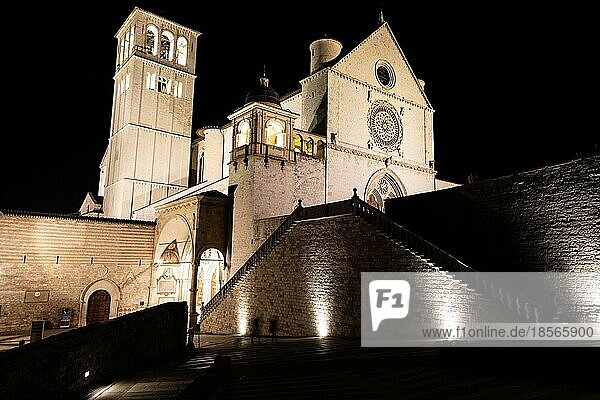 Die Basilika von Assisi bei Nacht in der Region Umbrien  Italien. Die Stadt ist berühmt für die wichtigste italienische Basilika des Heiligen Franziskus (Basilica di San Francesco)