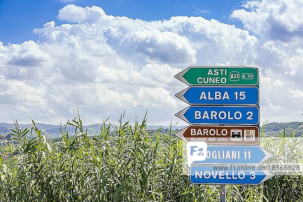 Straßenschild des Dorfes Barolo  Unesco Stätte Italien