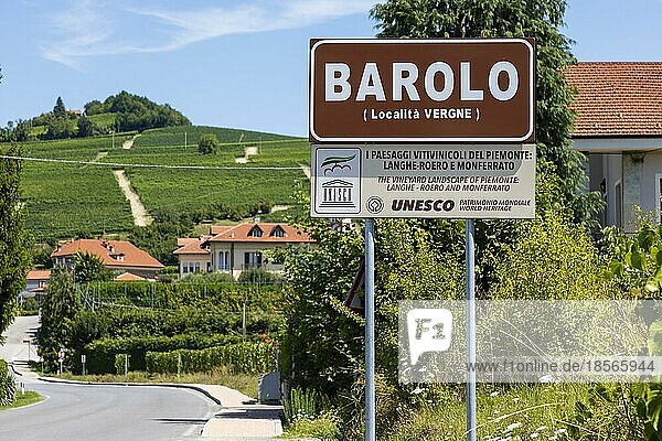 Straßenschild des Dorfes Barolo  Unesco Stätte Italien