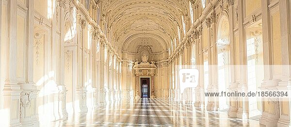 VENARIA REALE  ITALIEN ZIRKAL SEPTEMBER 2020: Luxusmarmor für die Innenausstattung dieser Galerie. Die Große Galerie befindet sich in der Reggia di Venaria Reale (Königspalast Venaria)