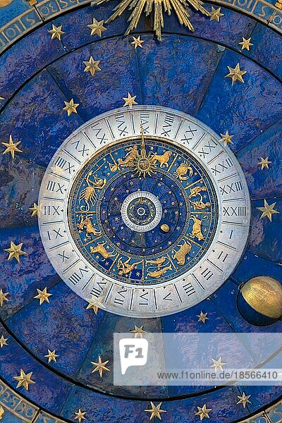 Abstrakter alter konzeptioneller Hintergrund über Mystik  Astrologie  Fantasie blau
