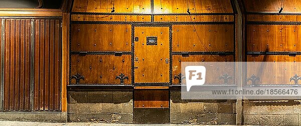 Oldtimer Tür Konzept für Sicherheit  Schutz  Geheimnis  Privatsphäre