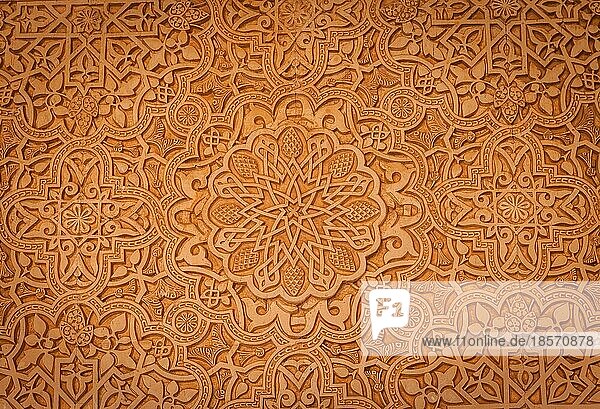 Wanddetail der Alhambra UNESCO Stätte in Granada Südspanien. 600 Jahre alte arabische Schriftzeichen