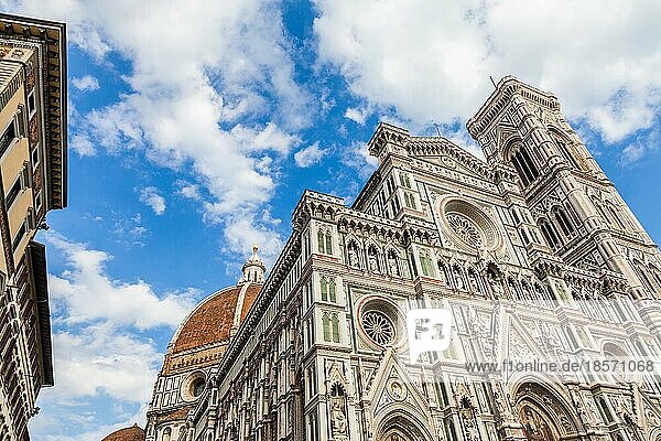 Florenz  Italien. Detail des Doms an einem hellen  sonnigen Tag  aber ohne Schatten auf der Fassade (sehr selten!)