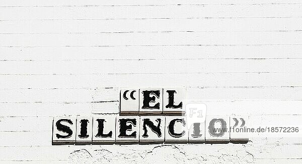 Sevilla  Spanien. El Silencio (das Schweigen) Straßenschild