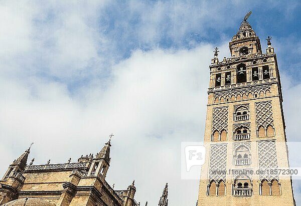 Spanien der Glockenturm der Kathedrale von Sevilla  genannt Giralda