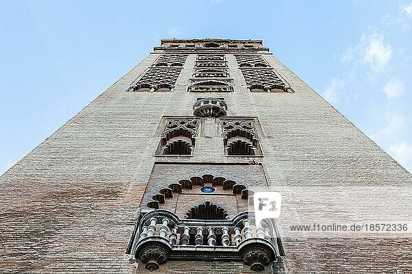 Spanien der Glockenturm der Kathedrale von Sevilla  genannt Giralda