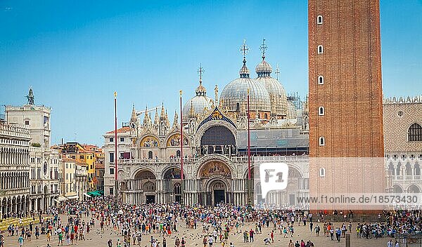 Markusplatz mit der Markusbasilika und dem Glockenturm des Markusdoms (Campanile di San Marco) in Venedig  Italien  September 09  2015  Europa