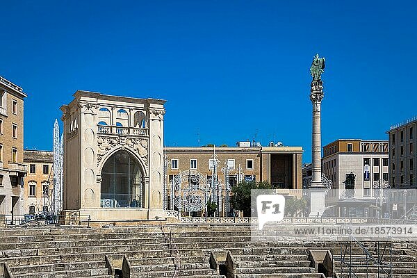 Der wichtigste Platz in Lecce  Piazza SantOronzo  besucht von Touristen an einem sonnigen Tag im August 2017