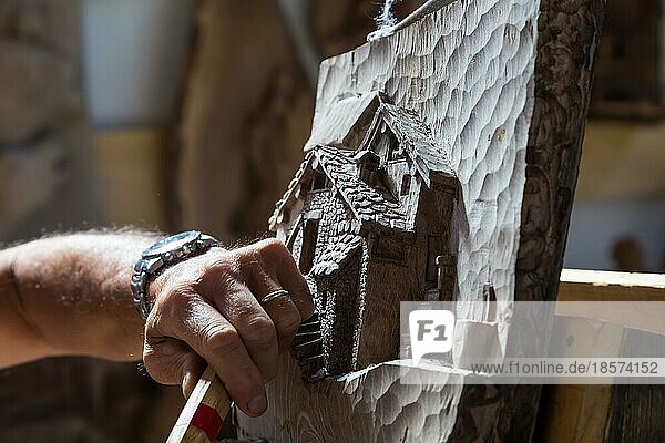 Detail eines kaukasischen Gelehrten mittleren Alters bei der Arbeit auf Holz  natürliches Tageslicht