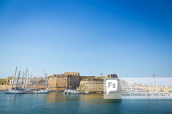 Der Hafen und die alten Mauern von Gallipoli  Region Apulien Süditalien