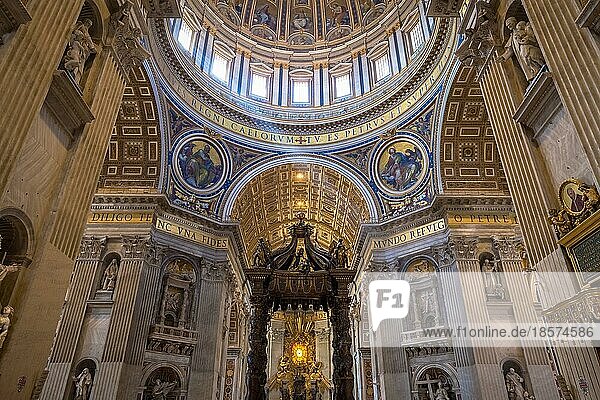 Innenraum mit Detail der Kuppeldekoration  Basilika St. Peter