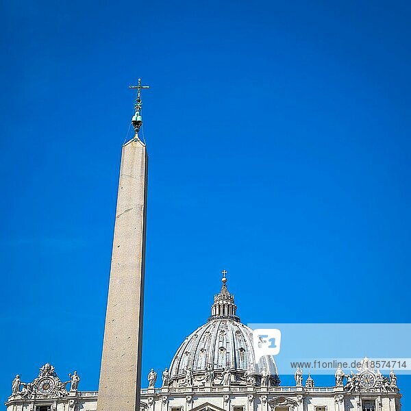 St. Peter Basilika Detail mit einem blaün Himmel Hintergrund für die Kopie Raum Rom  Vatikanstaat  Europa
