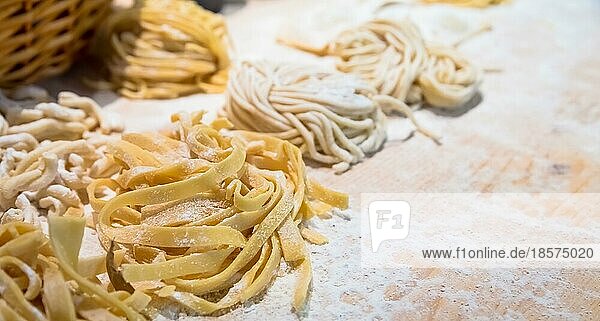 Rom  Italien. Eine Nahaufnahme der traditionellen italienischen Küche. Zubereitung von köstlichen Bucatini Nudeln
