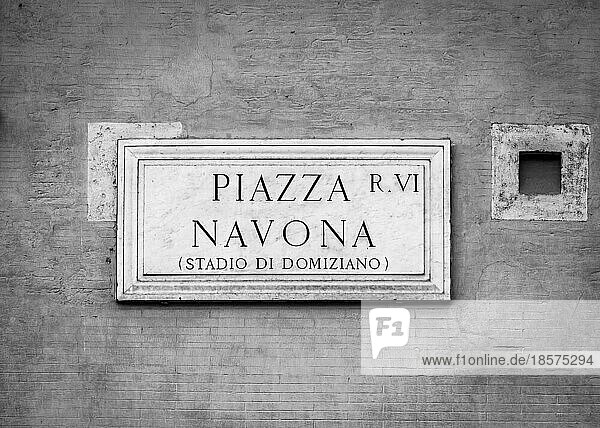Straßenschild der Piazza Navona (Navonas Platz) in Rom  Italien  Europa