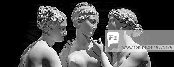 Bertel Thorvaldsens Statue Die drei Grazien. Neoklassizistische Marmorskulptur der mythologischen drei Grazien  Mailand