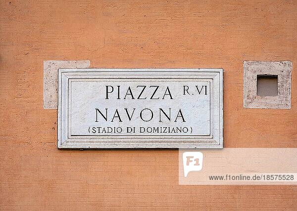 Straßenschild der Piazza Navona (Navonas Platz) in Rom  Italien  Europa